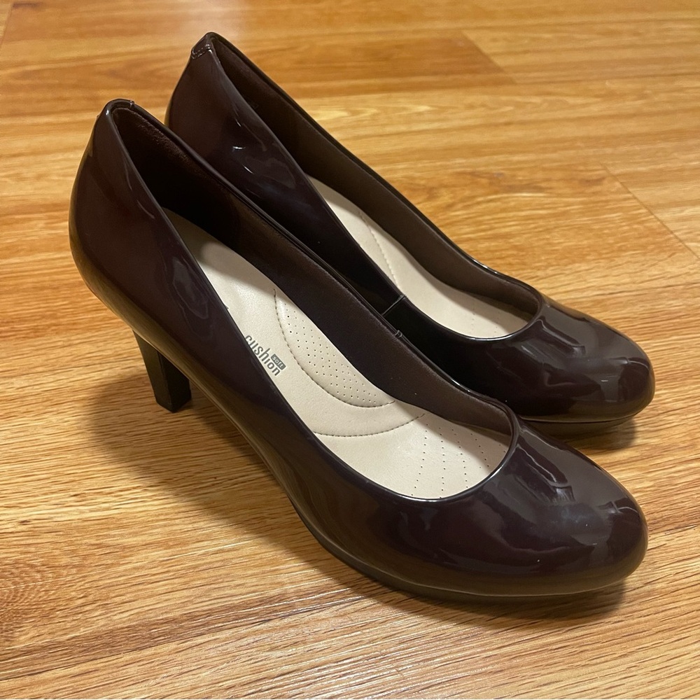 NWOT Clark’s Collection Adriel Viola Dark Purple Patent Leather Heels, US 7.5